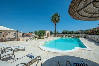 Trulli Fioritura Puglia Olivers Travels 1
