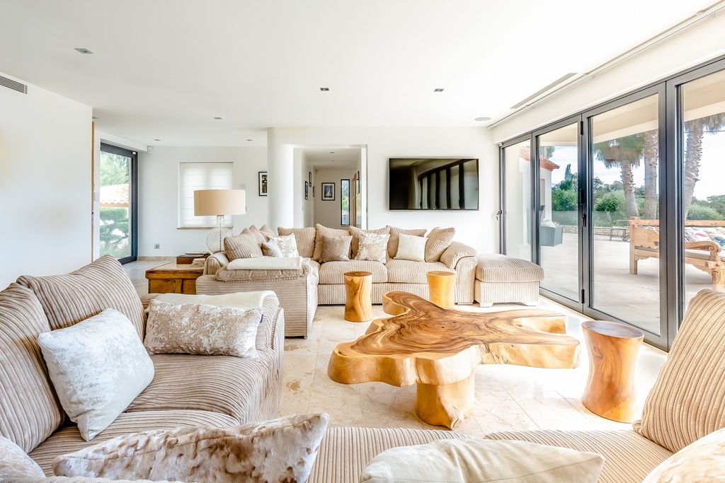 Vue Tropezienne St Tropez Olivers Travels 3