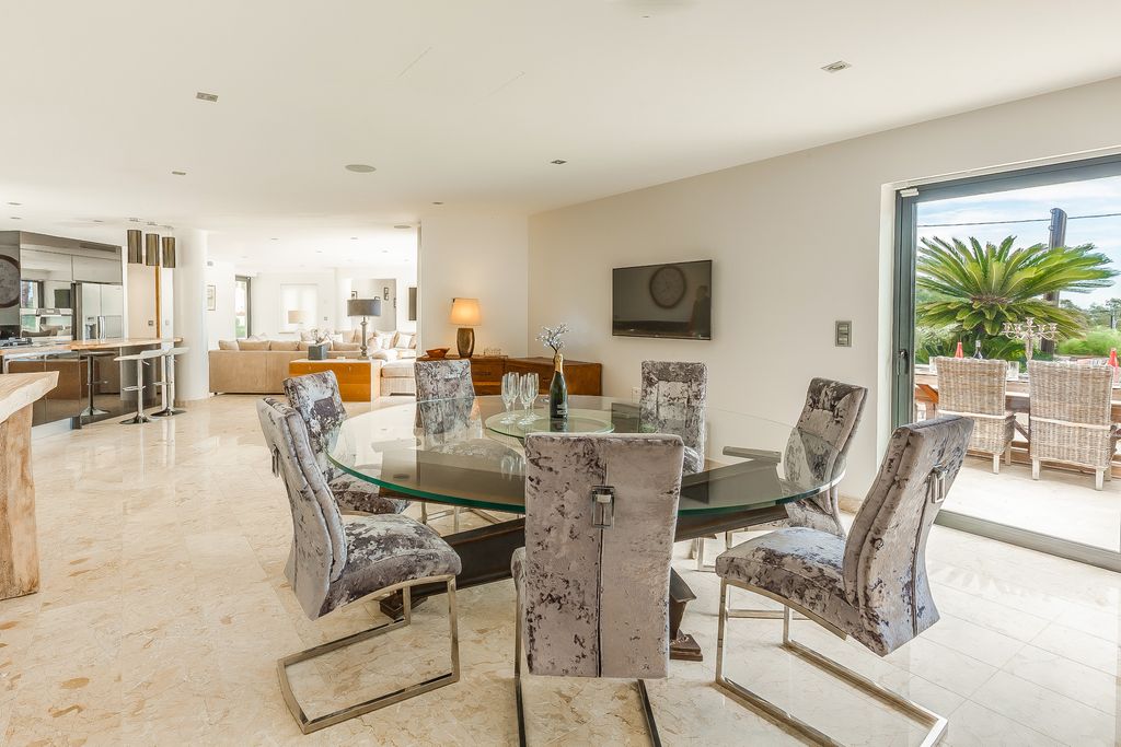 Vue Tropezienne St Tropez Olivers Travels 4