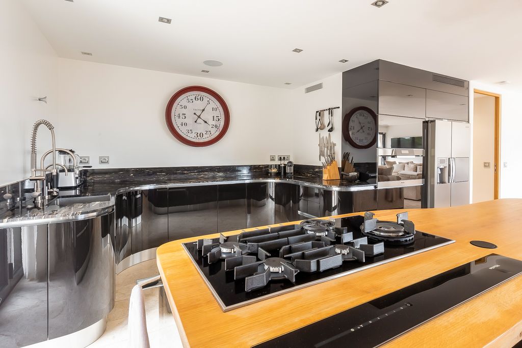 Vue Tropezienne St Tropez Olivers Travels 5