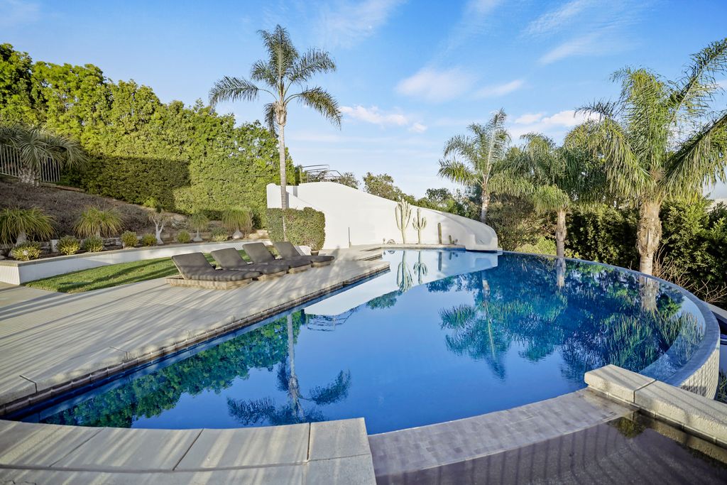 Curvy Canyon Estate LA OliversTravels 2