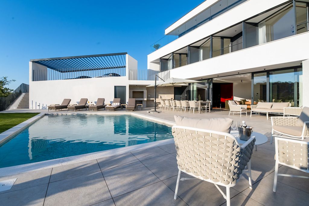 Sapphire Seaview  Dalmatia Coast Olivers Travels 2