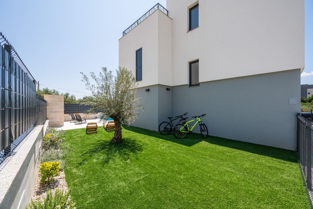 Poolside Paradiso Dalmatia Olivers Travels 5