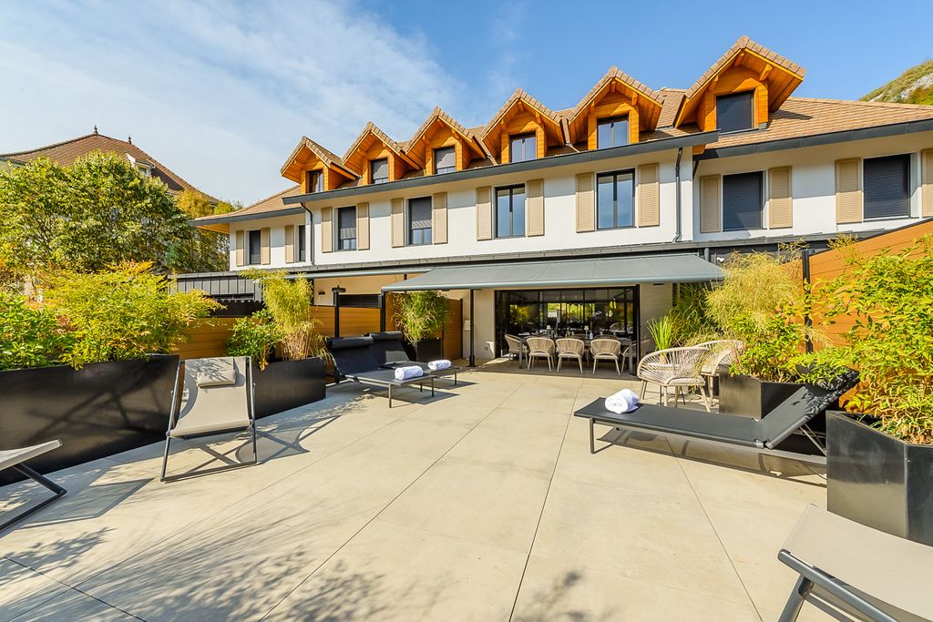 Lac Privilege LM Olivers Travels 1