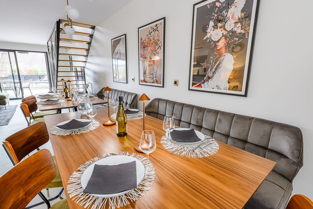 Lac Privilege LM Olivers Travels 3