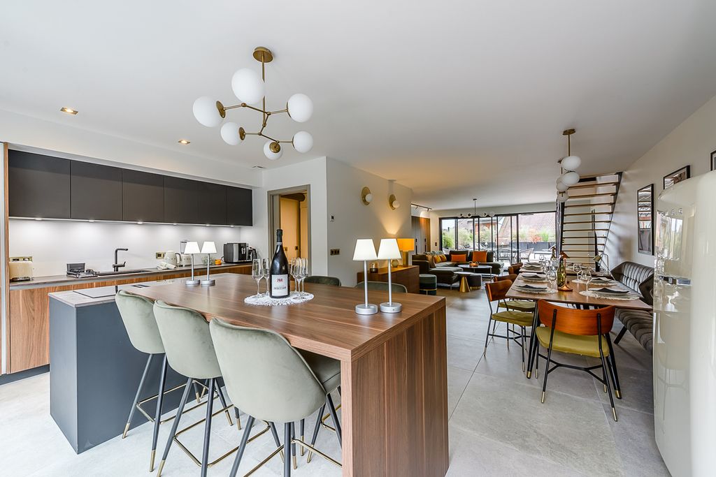 Lac Privilege LM Olivers Travels 4