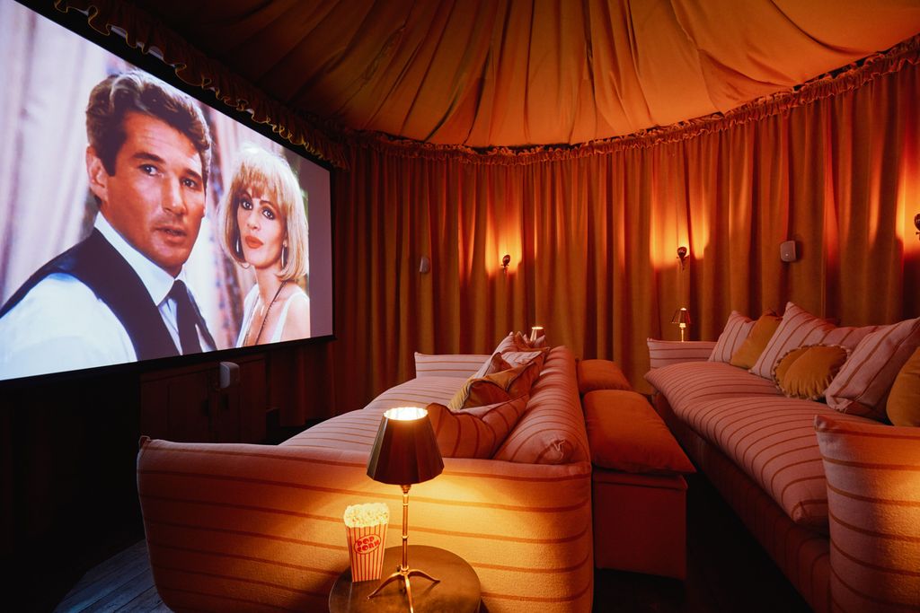 Buttercup Estate UK Olivers Travels Film Room(1)