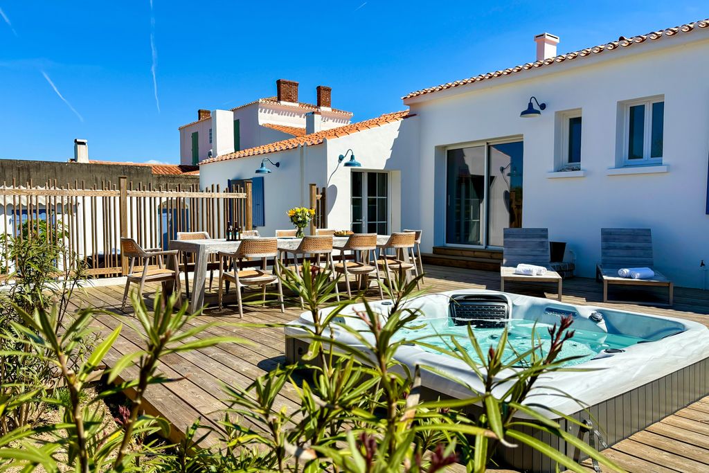 Bleu Marine France OliversTravels 1