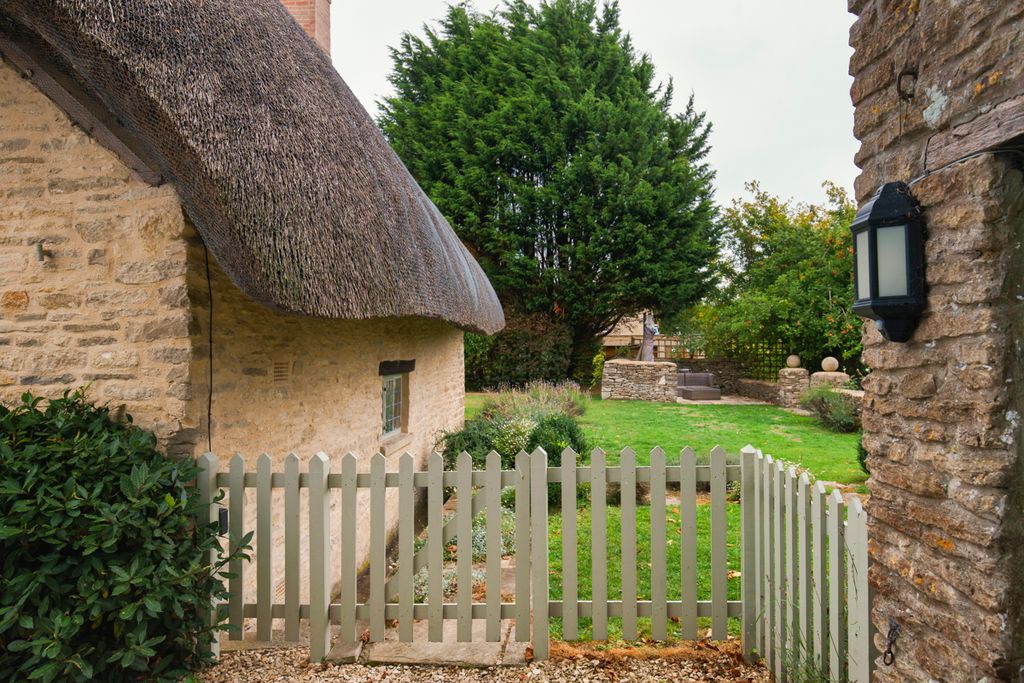 Daffodil Cottage Cotswolds Olivers Travels 4