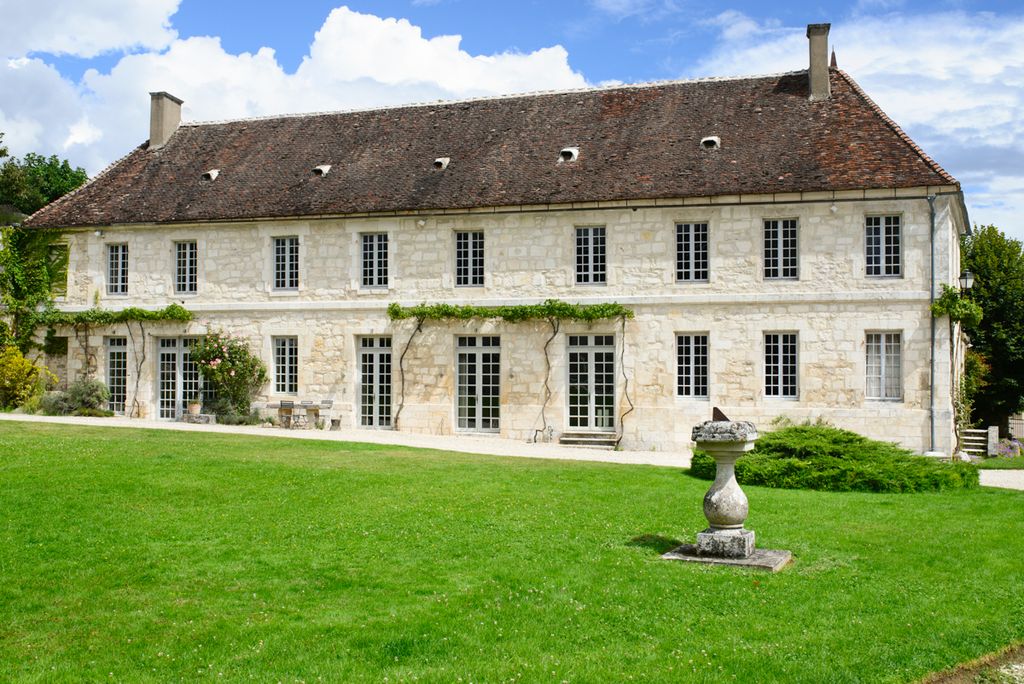 Chateau des Siecles Burgundy Olivers Travels20