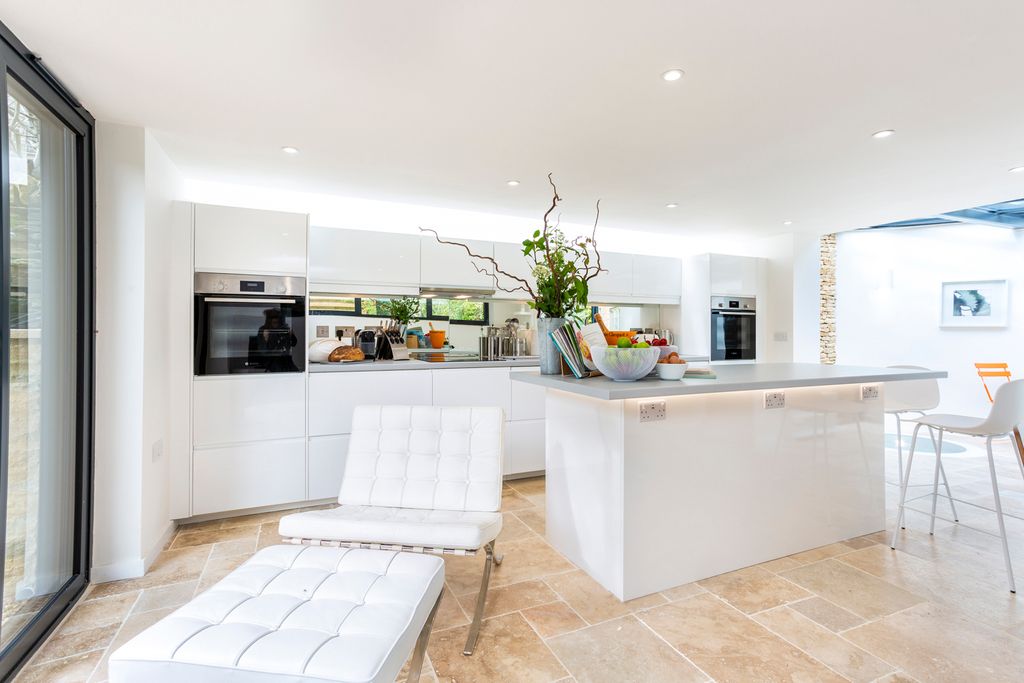 The Cobblers Cottage Olivers Travls 4