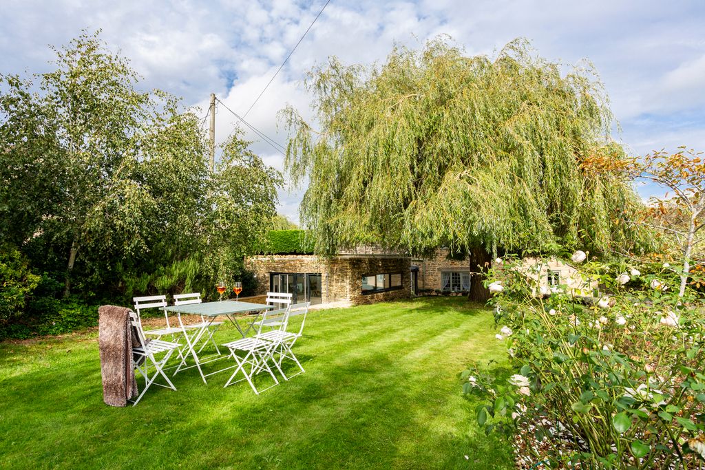 The Cobblers Cottage Olivers Travls 1