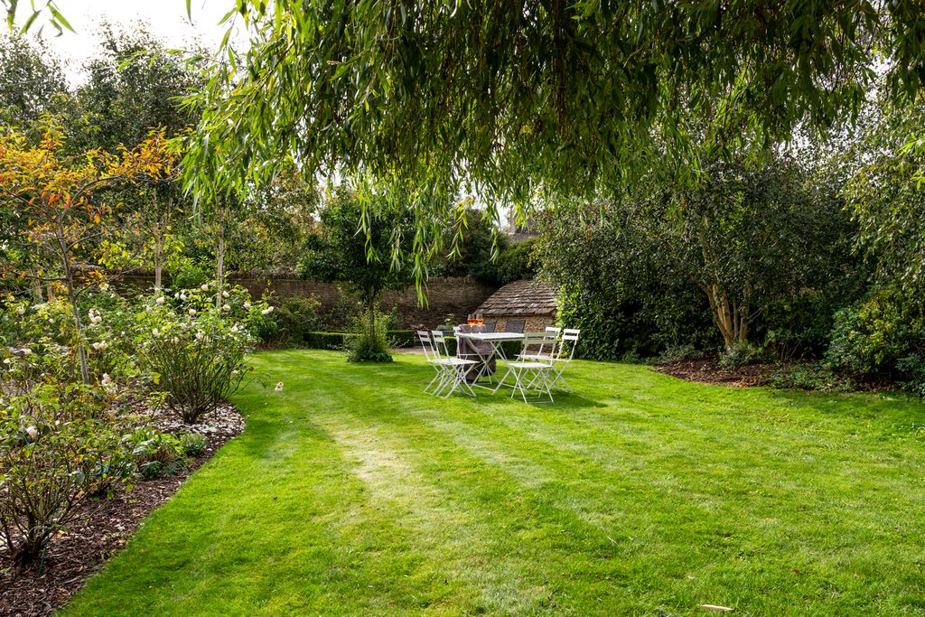 The Cobblers Cottage Olivers Travls 2