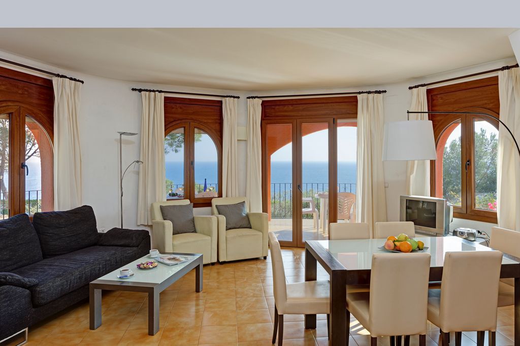 Villa Caliente Costa Brava Olivers Travels 3