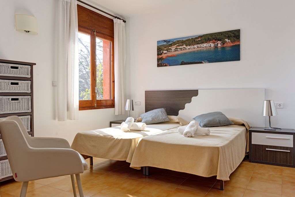 Villa Caliente Costa Brava Olivers Travels 4