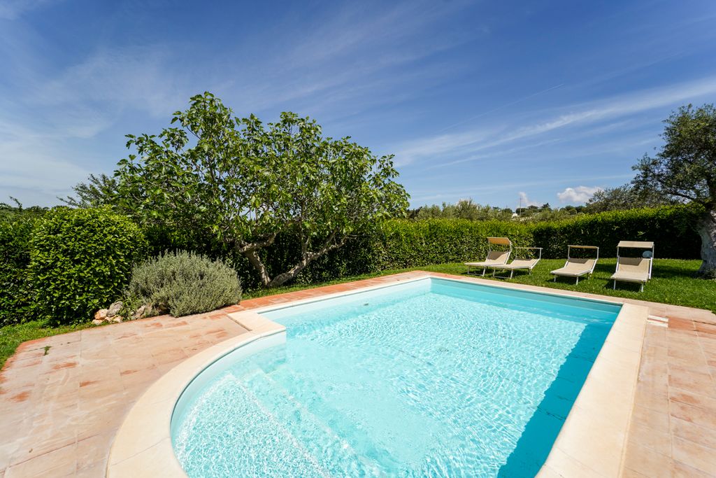 Trullo Joel Puglia Olivers Travels2