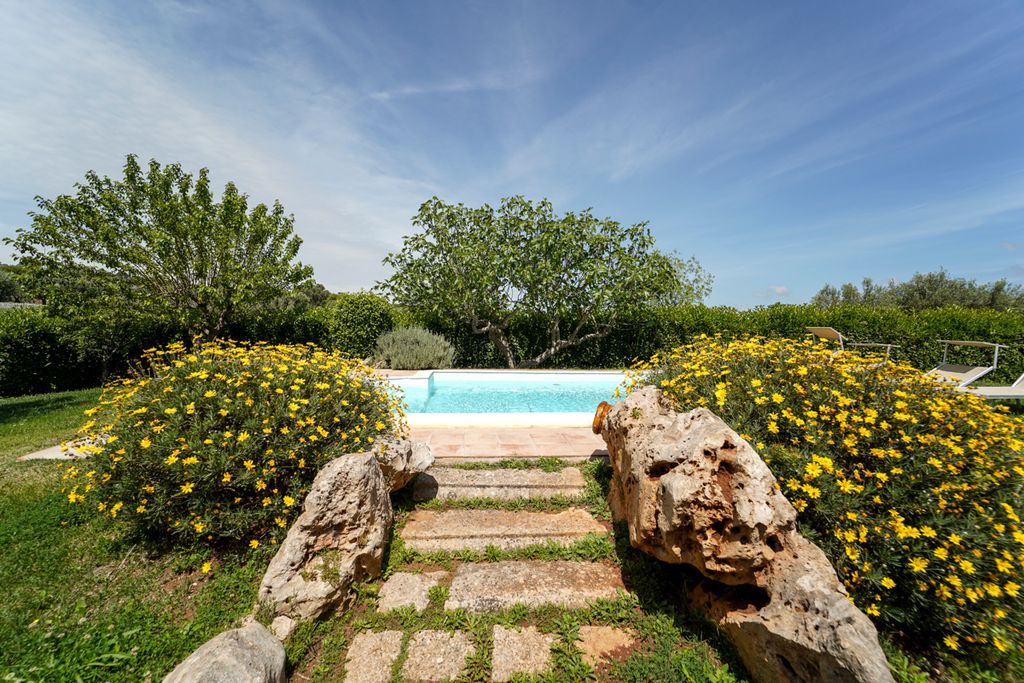Trullo Joel Puglia Olivers Travels5
