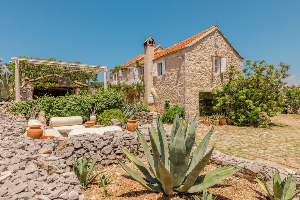 Villa Quarra Dalmatia Hvar Olivers Travels 02