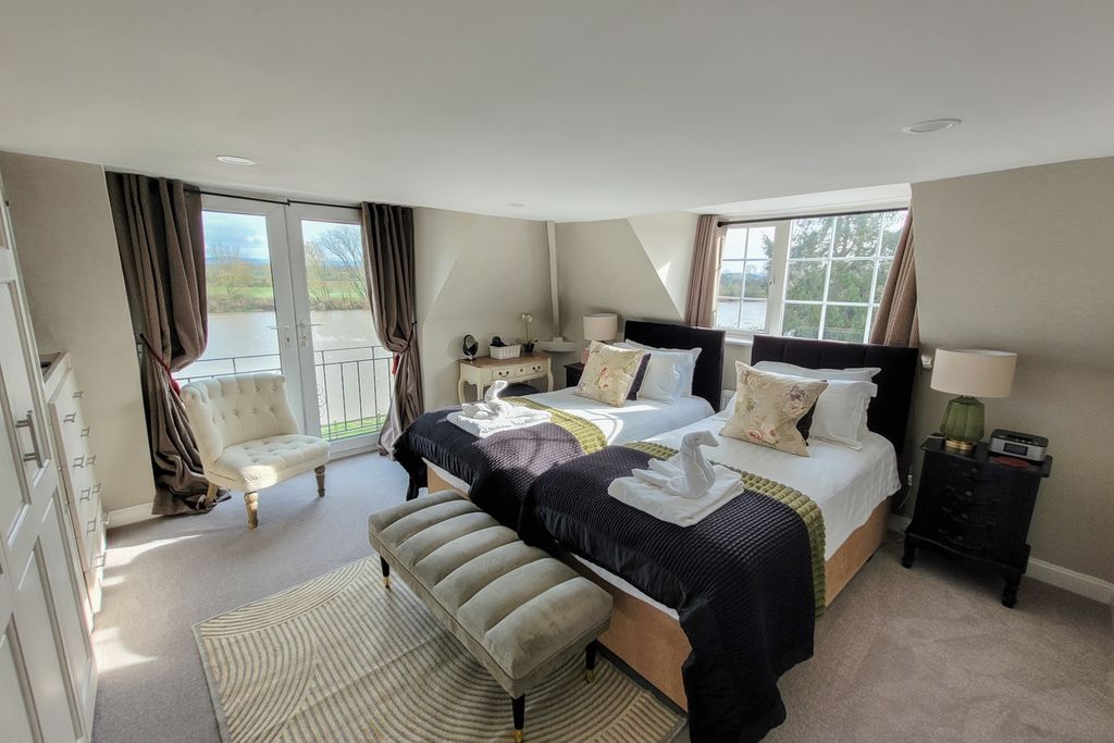 River Severn Mansion Cotswolds Olivers Travel05.0