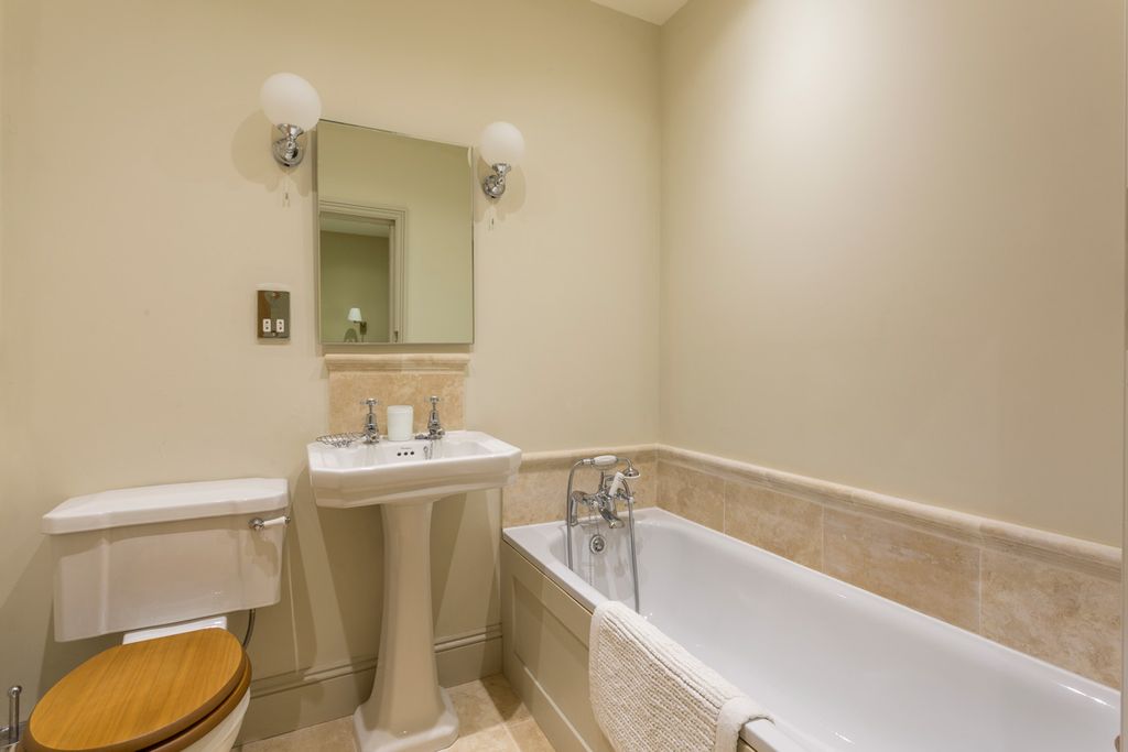 Chevaliers Moat House Midlands Olivers Travels 4