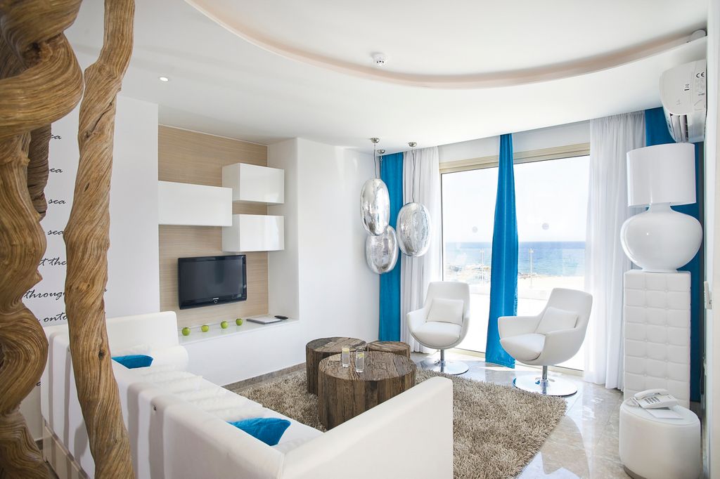 Louis Kalamies Luxury Villas 3 bedroom Villas Cyrpus Olivers Travels 3