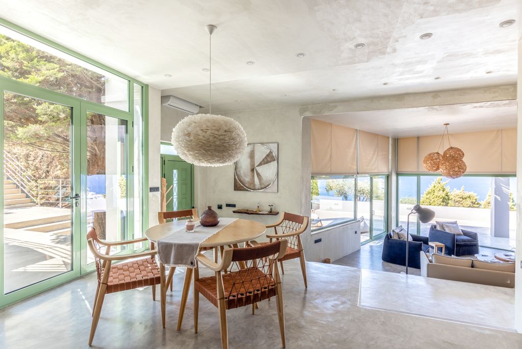 Mama La Roosa Crete Olivers Travels 4.1