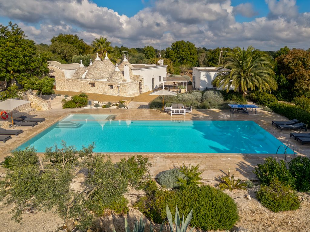 Trulli Trazzonara Puglia Olivers Travels 001