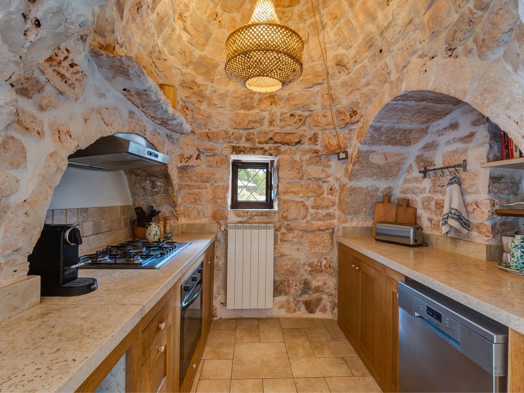 Trulli Trazzonara Puglia Olivers Travels 004