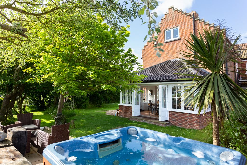 Meadow Manor Norfolk Olivers Travels2
