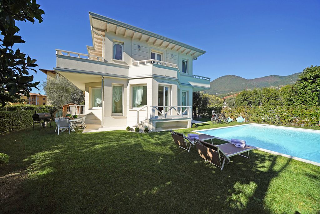 Bianca Neve Italian Lakes Olivers Travels 1