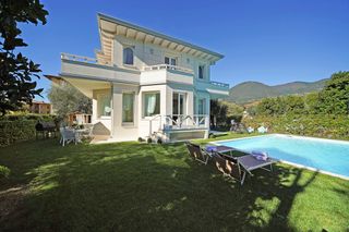 Bianca Neve Italian Lakes Olivers Travels 1