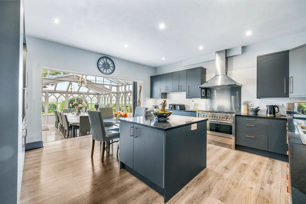 Cedar Lodge HeartOfEngland UK OliversTravels 5