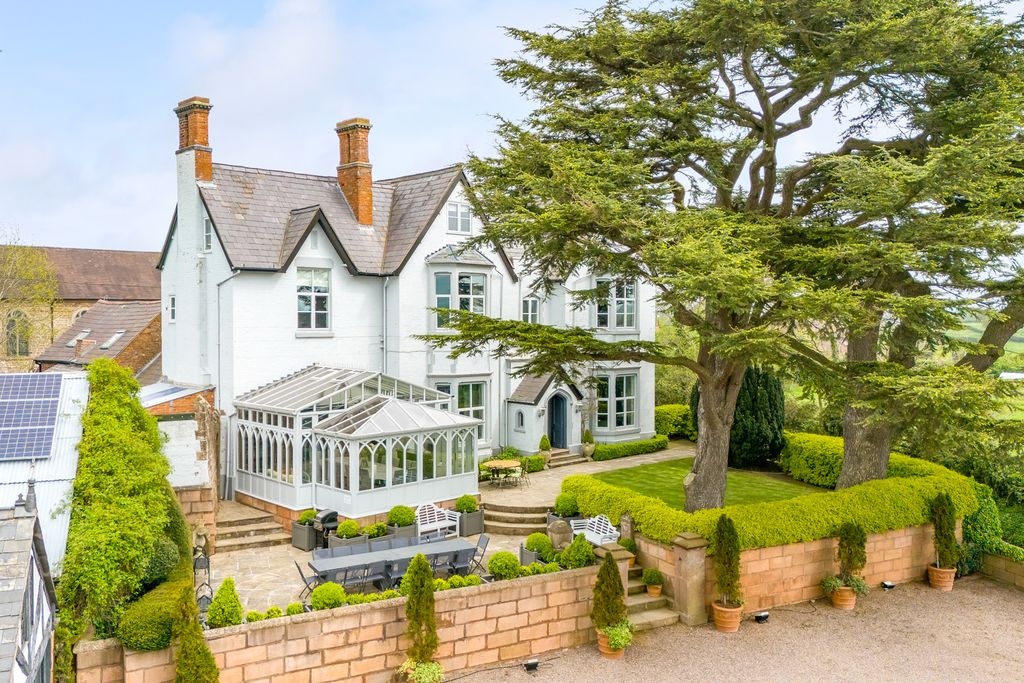 Cedar Lodge HeartOfEngland UK OliversTravels 1