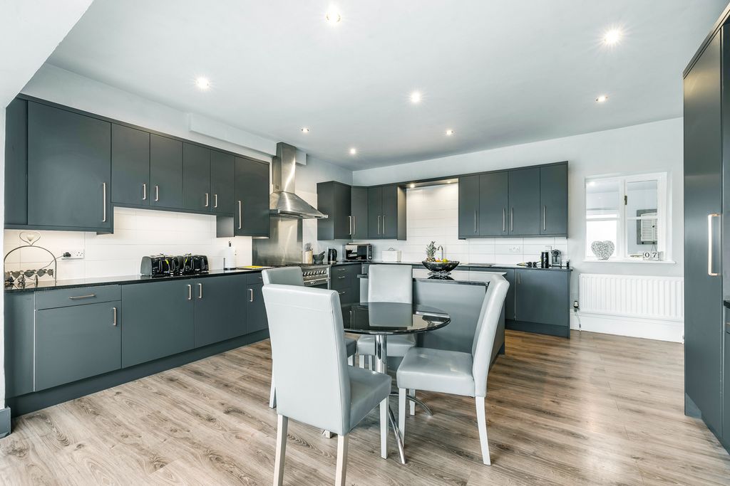 Cedar Lodge HeartOfEngland UK OliversTravels 4