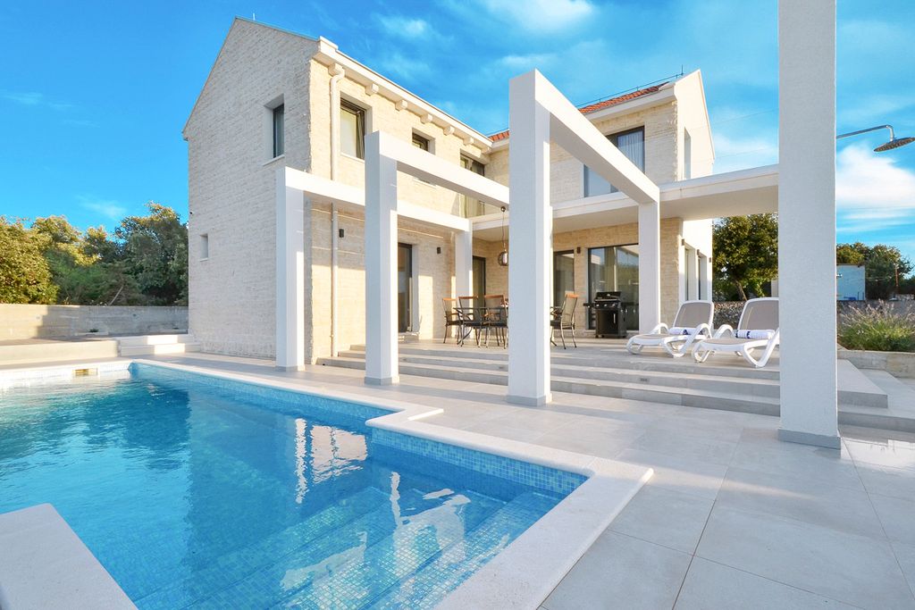 Villa Mornar Dalmatia Olivers Travels1