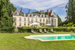 Chateau des Bijoux Burgundy Olivers Travels1