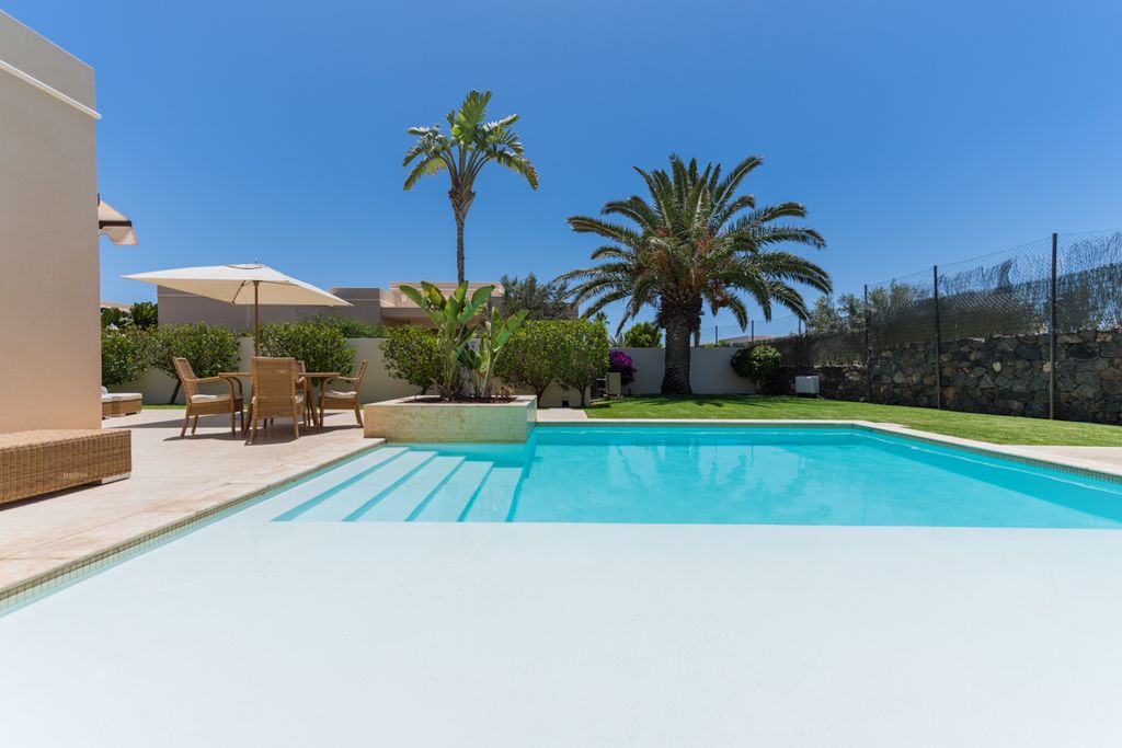 Villa Grand Deluxe Lanzarote Olivers Travels2